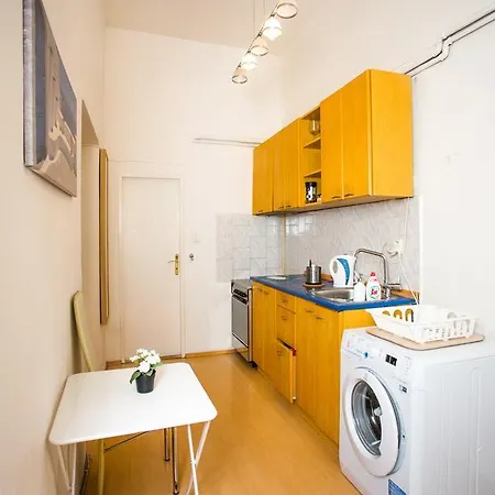 3 Bedroom Airy Spacious 80m2 Apt In Dt W/bath Apartmán Praha