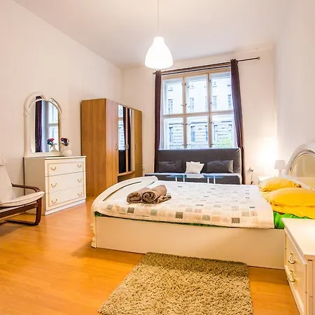 Apartmán 3 Bedroom Airy Spacious 80m2 Apt In Dt W/bath Praha