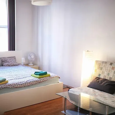Apartmán 3 Bedroom Airy Spacious 80m2 Apt In Dt W/bath *