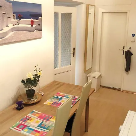 3 Bedroom Airy Spacious 80m2 Apt In Dt W/bath Praha