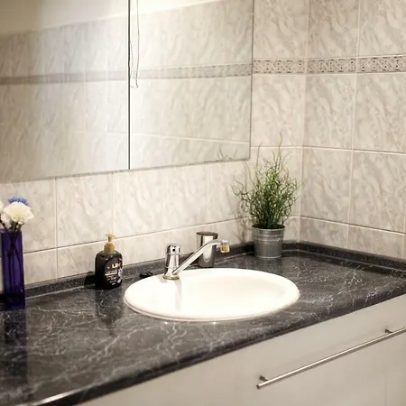 3 Bedroom Airy Spacious 80m2 Apt In Dt W/bath Apartmán
